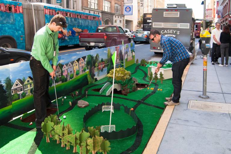 Мини-гольф на улицах города
